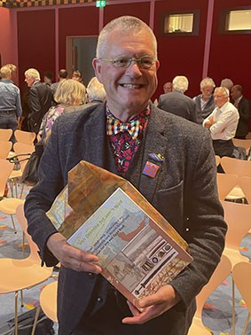 Egge-met-zijn-boek-foto-George-Huitema-kl